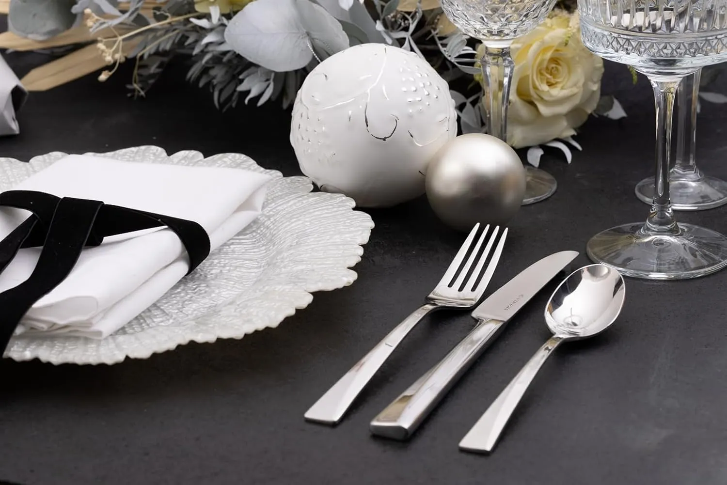 Mayfair Cutlery Set-Elegant Mirror Polished Flatware Gift Box with 50 Year Guarantee-18/10 Stainless Steel, 16 Piece, 7.5x25x31.5 cm, Silver