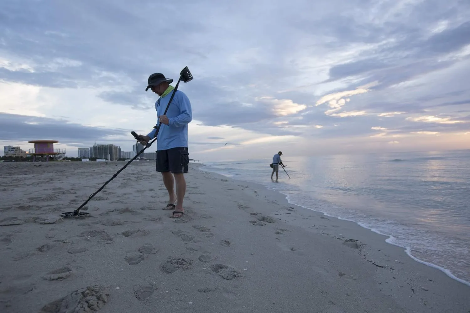 MINELAB Equinox 800 Multi-Frequency Waterproof Metal Detector for Adults with EQX 11" Double-D Smart Coil (4 Detect Modes, Wireless Headphones Included)